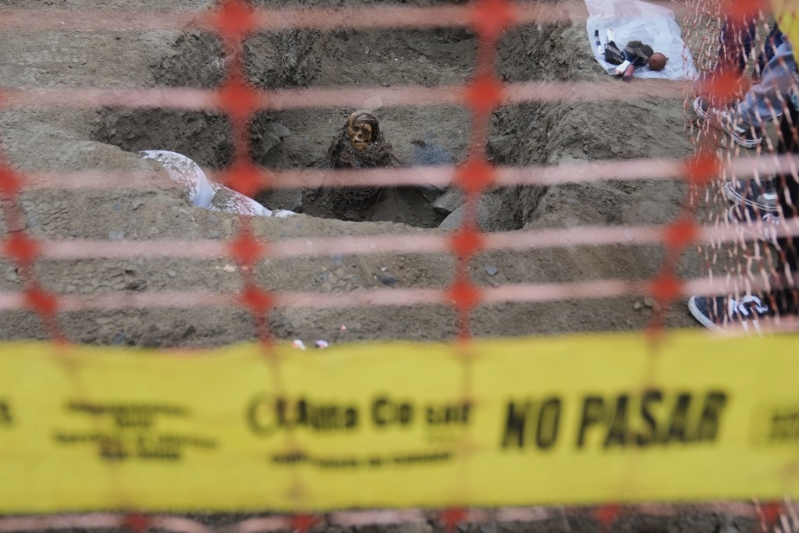 秘鲁利马管道施工意外发现千年木乃伊。美联社 秘鲁利马管道施工意外发现千年木乃伊。美联社