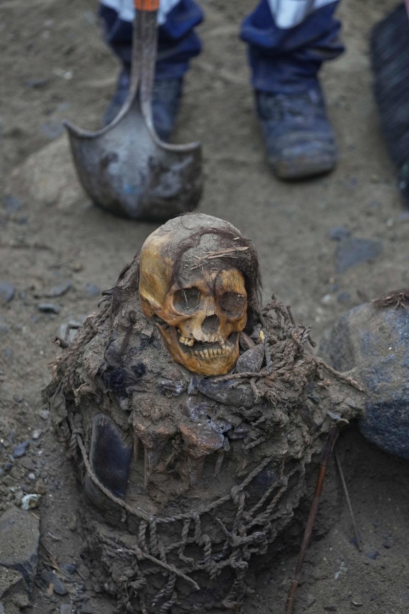 秘鲁利马管道施工意外发现千年木乃伊。美联社1 秘鲁利马管道施工意外发现千年木乃伊。美联社1