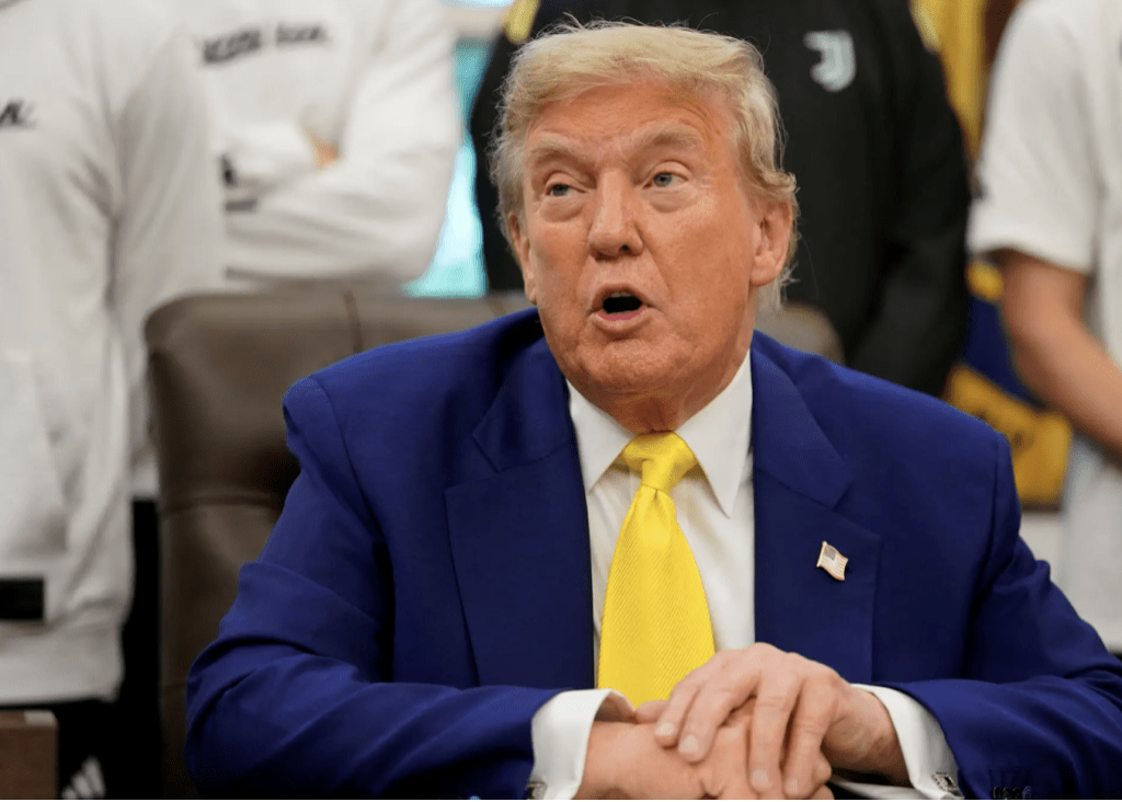 特朗普当地周四(19日)表示,仍有可能与伊朗进行谈判。路透社 特朗普当地周四(19日)表示,仍有可能与伊朗进行谈判。路透社