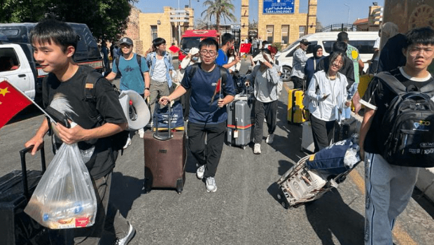 新华社报道,119名中国公民于19日经埃及南西奈省塔巴口岸,从以色列撤离至埃及境内,其中两人为香港人 新华社报道,119名中国公民于19日经埃及南西奈省塔巴口岸,从以色列撤离至埃及境内,其中两人为香港人