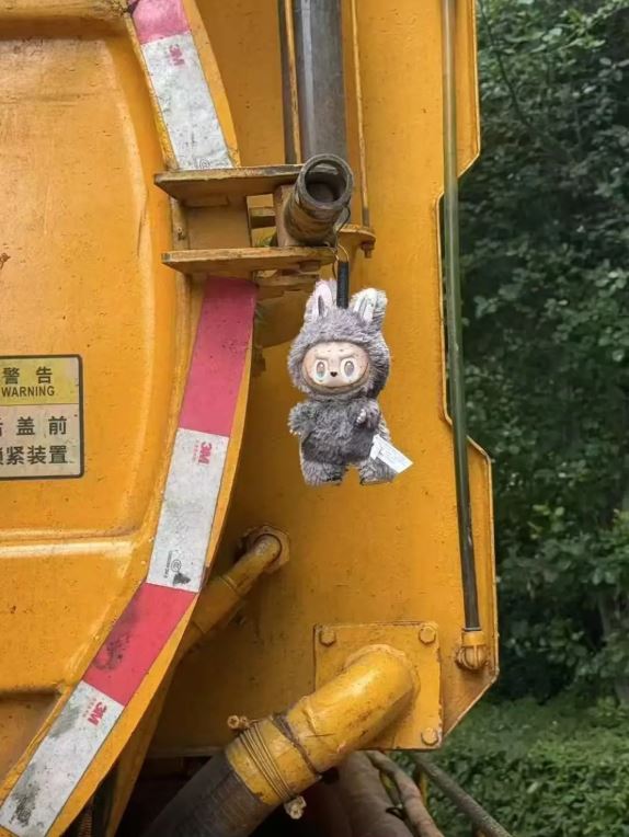 隐藏款LABUBU被挂在吸粪车上。 隐藏款LABUBU被挂在吸粪车上。