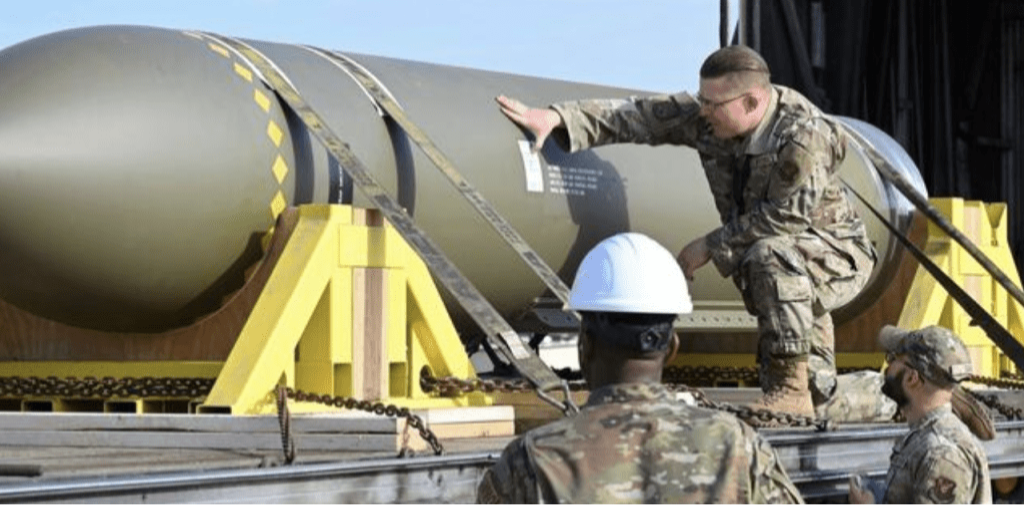 “巨型穿透弹”(Massive Ordnance Penetrator, MOP)重达15吨(约30,000磅)的“超级炸弹”,设计专门用于钻入岩石和混凝土。美联社 “巨型穿透弹”(Massive Ordnance Penetrator, MOP)重达15吨(约30,000磅)的“超级炸弹”,设计专门用于钻入岩石和混凝土。美联社