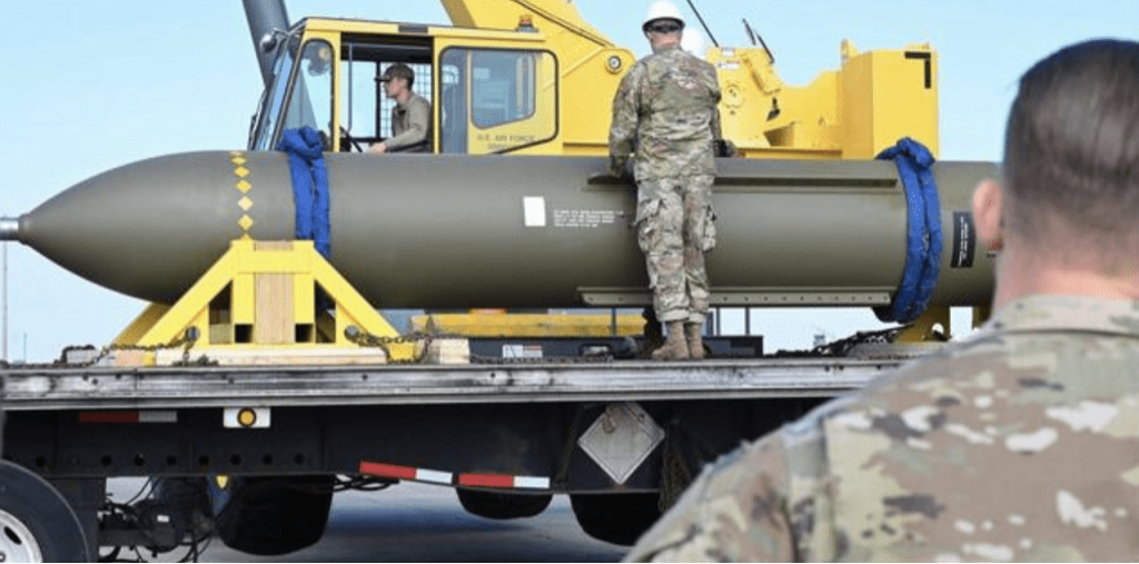 “巨型穿透弹”是一款30,000磅的精准导引“钻地弹”,由美国空军研发。美联社 “巨型穿透弹”是一款30,000磅的精准导引“钻地弹”,由美国空军研发。美联社