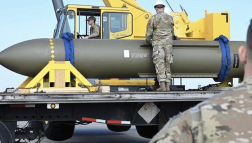 “巨型穿透弹”是一款30,000磅的精准导引“钻地弹”,由美国空军研发。美联社 “巨型穿透弹”是一款30,000磅的精准导引“钻地弹”,由美国空军研发。美联社