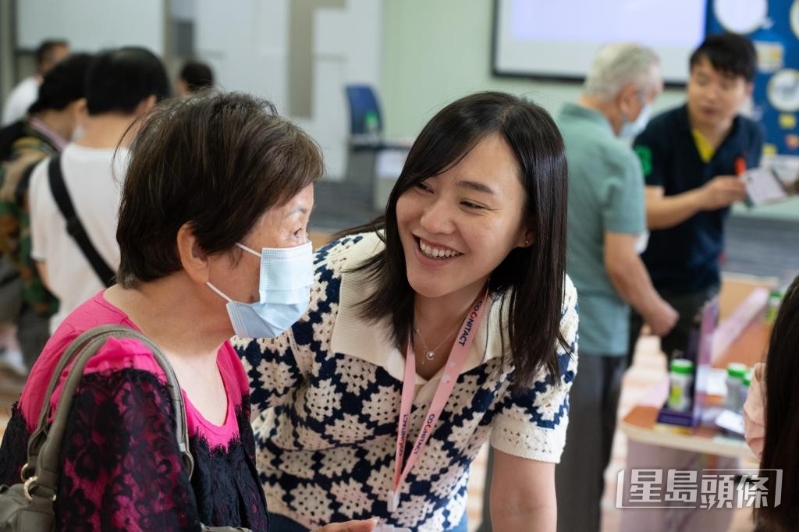 欧阳丽与长者互动,分享早期检测的重要性。.jpg 欧阳丽与长者互动,分享早期检测的重要性。.jpg