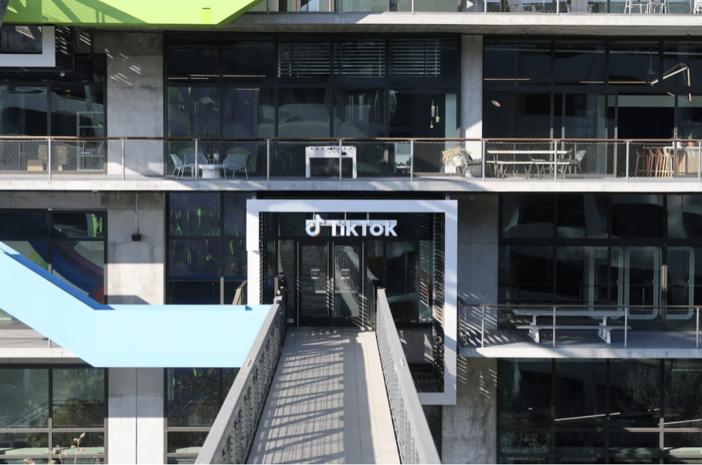 美国总统特朗普周四(19日)表示,他已签署一项行政命令,将中国字节跳动公司(ByteDance)剥离短影片应用程式TikTok在美资产的期限延长90天。路透社 美国总统特朗普周四(19日)表示,他已签署一项行政命令,将中国字节跳动公司(ByteDance)剥离短影片应用程式TikTok在美资产的期限延长90天。路透社