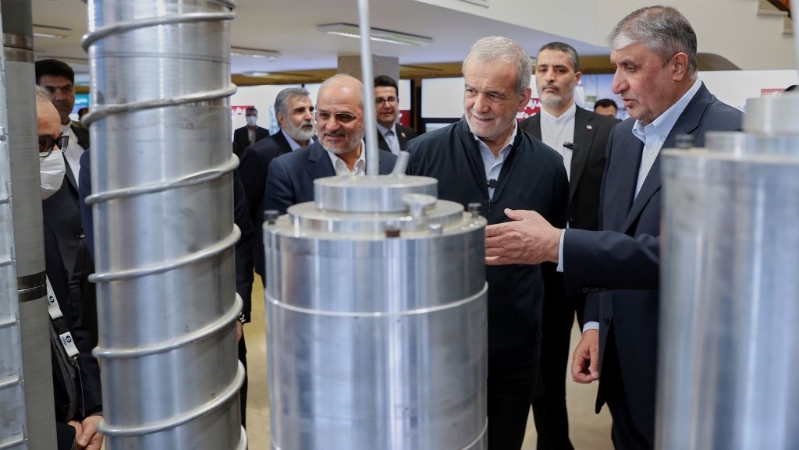 伊朗总统佩泽什基安在伊朗德黑兰参观伊朗核成就展览。 伊朗总统佩泽什基安在伊朗德黑兰参观伊朗核成就展览。