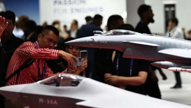 6月17日,在法国巴黎近郊布尔歇机场举行的第55届巴黎航展上,人们在中国航空工业集团展台参观歼-35A、歼-10CE等模型。 6月17日,在法国巴黎近郊布尔歇机场举行的第55届巴黎航展上,人们在中国航空工业集团展台参观歼-35A、歼-10CE等模型。