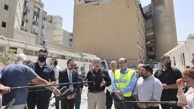 6月19日,内塔尼亚胡(中)在南部城市贝尔谢巴索罗卡医院发表讲话 6月19日,内塔尼亚胡(中)在南部城市贝尔谢巴索罗卡医院发表讲话