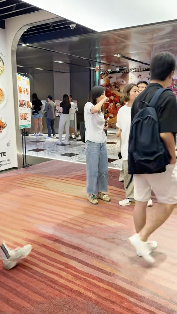 柏安妮在活动场内被网民捕获。 柏安妮在活动场内被网民捕获。