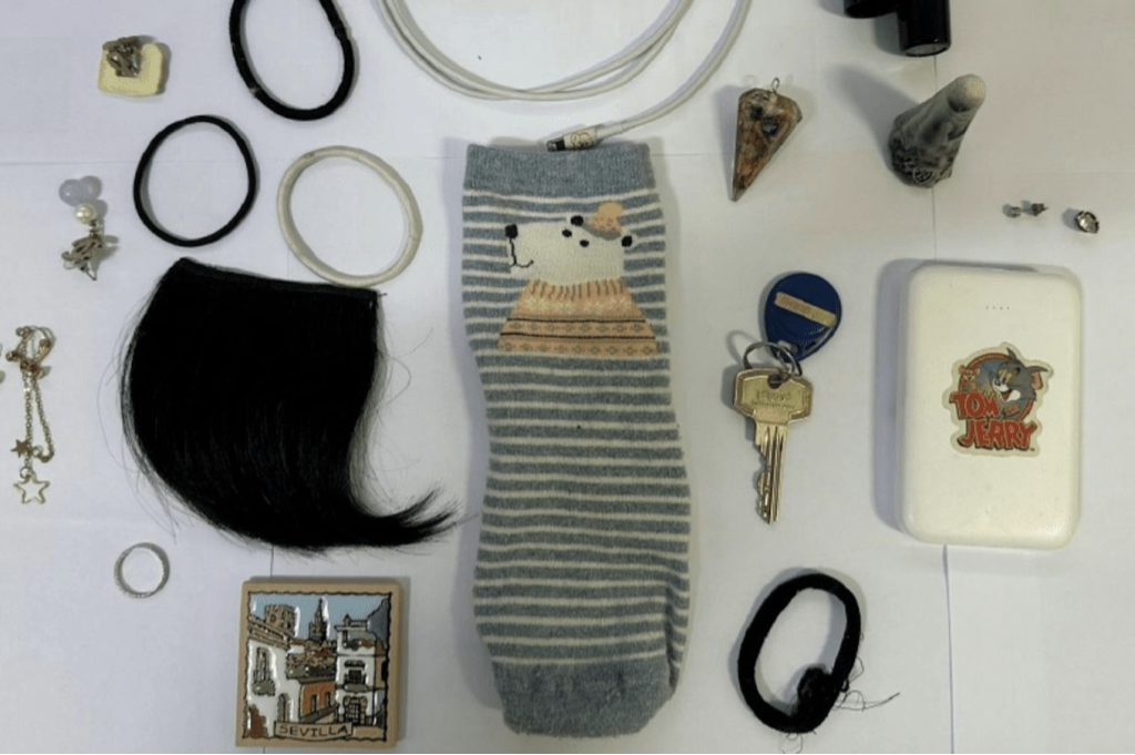 案情指,邹镇豪不仅迷奸受害人,还收藏受害人的随身物品作“战利品”留念。 案情指,邹镇豪不仅迷奸受害人,还收藏受害人的随身物品作“战利品”留念。