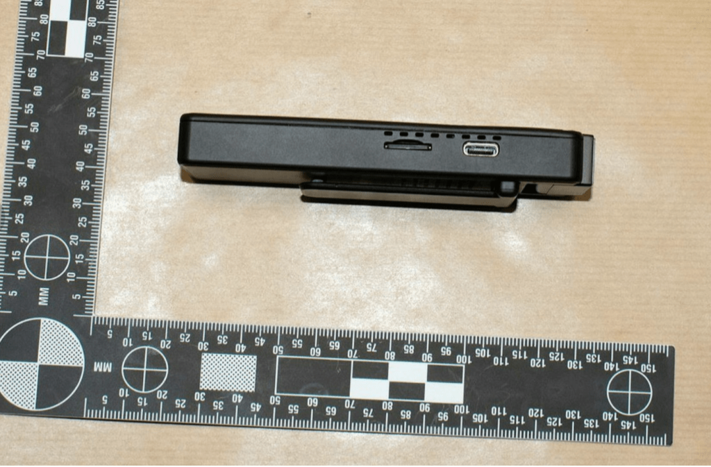 警方在邹镇豪寓所搜出隐藏摄录机。 警方在邹镇豪寓所搜出隐藏摄录机。