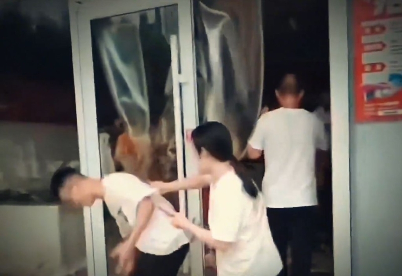 店员试图阻止哄抢的民众。 店员试图阻止哄抢的民众。