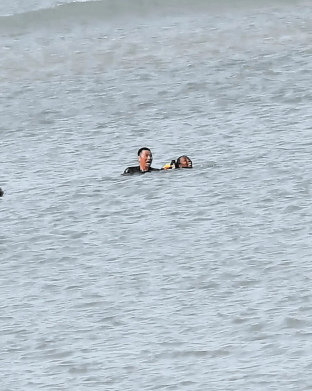 中国援助坦桑尼亚医疗队队长张军桥为救当地落水者不幸牺牲。 中国援助坦桑尼亚医疗队队长张军桥为救当地落水者不幸牺牲。