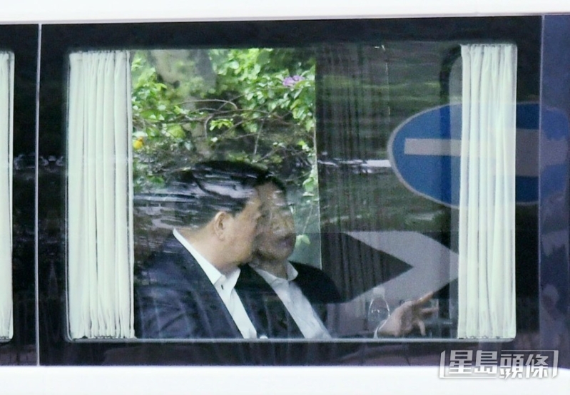 行政长官李家超(右一)陪同夏宝龙(左一)参观海洋公园。 行政长官李家超(右一)陪同夏宝龙(左一)参观海洋公园。