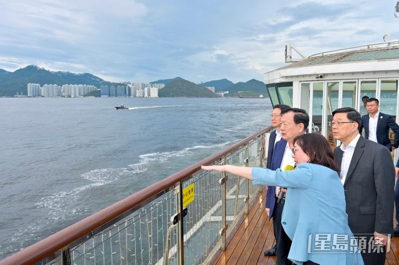 夏宝龙乘船考察离岛。港澳办提供 夏宝龙乘船考察离岛。港澳办提供