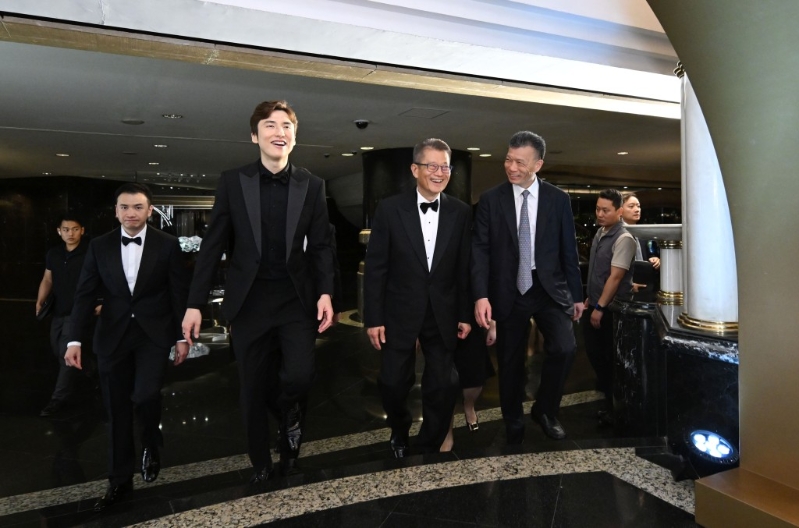 财政司司长陈茂波(中)在星岛新闻集团主席蔡加讚(左)、星岛新闻集团主席郭英成(右)陪同下进入会场。 财政司司长陈茂波(中)在星岛新闻集团主席蔡加讚(左)、星岛新闻集团主席郭英成(右)陪同下进入会场。