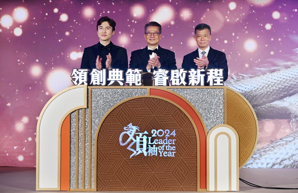 财政司司长陈茂波、星岛新闻集团主席郭英成、星岛新闻集团主席蔡加讚、主持揭幕仪式。 财政司司长陈茂波、星岛新闻集团主席郭英成、星岛新闻集团主席蔡加讚、主持揭幕仪式。