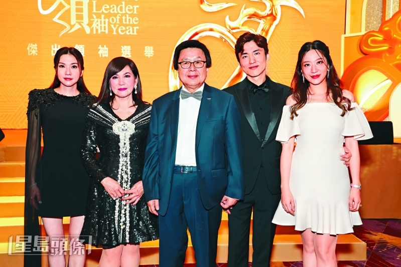 星岛新闻集团主席蔡加讚(右二)携太太汪圆圆(右一)、父亲蔡志明(中)、母亲蔡李惠莉(左二)及胞姐蔡加怡(左一)一同出席颁奖礼。 星岛新闻集团主席蔡加讚(右二)携太太汪圆圆(右一)、父亲蔡志明(中)、母亲蔡李惠莉(左二)及胞姐蔡加怡(左一)一同出席颁奖礼。