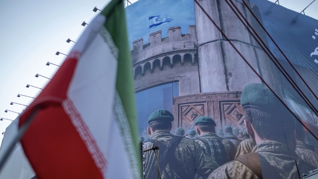 德黑兰民众游行谴责以色列攻击伊朗。 德黑兰民众游行谴责以色列攻击伊朗。