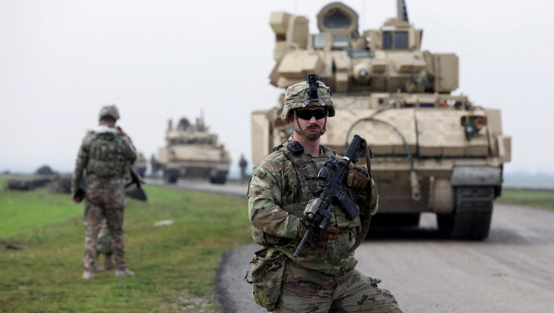 美国在叙利亚东北部驻军,2024年2月与库德族主导的叙利亚民主力量(Syrian Democratic Forces)联合巡守。 美国在叙利亚东北部驻军,2024年2月与库德族主导的叙利亚民主力量(Syrian Democratic Forces)联合巡守。