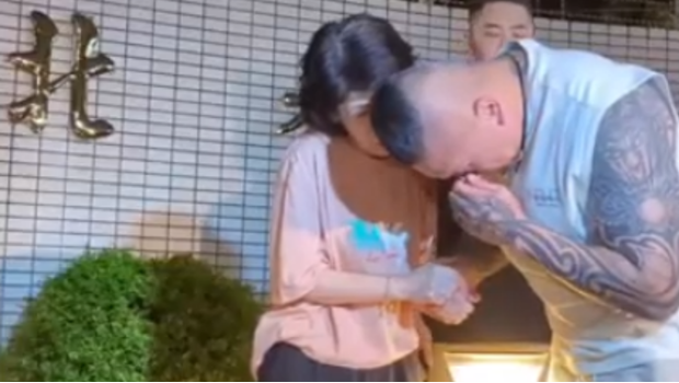 “馆长”赴北所声援柯文哲,鼓励陈佩琪。 “馆长”赴北所声援柯文哲,鼓励陈佩琪。