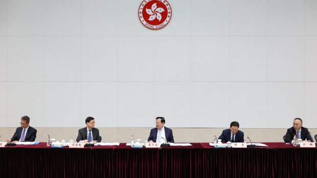 夏宝龙(中)昨日(20日)出席座谈会,与香港工商界和金融界人士互动交流,出席者包括主要商会和企业代表。参与官员包括行政长官李家超(左二)和财政司司长陈茂波(左一)。 夏宝龙(中)昨日(20日)出席座谈会,与香港工商界和金融界人士互动交流,出席者包括主要商会和企业代表。参与官员包括行政长官李家超(左二)和财政司司长陈茂波(左一)。