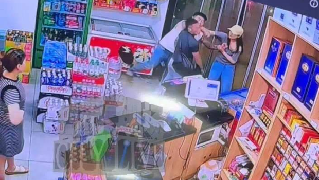 白衣纹身汉“胸袭”彭先生,双方爆发冲突。 白衣纹身汉“胸袭”彭先生,双方爆发冲突。