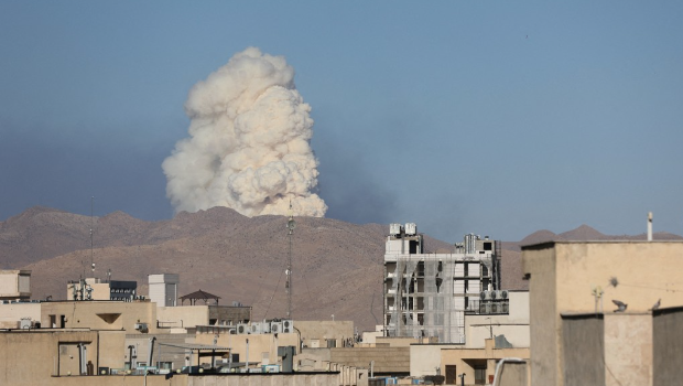 德黑兰多次遭以军空袭,冒出大量浓烟。 德黑兰多次遭以军空袭,冒出大量浓烟。