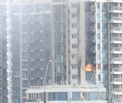 起火单位火光熊熊,冒出浓烟。 起火单位火光熊熊,冒出浓烟。