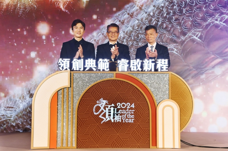 财政司司长陈茂波(中)、星岛新闻集团主席郭英成(右)、星岛新闻集团主席蔡加讚(左)主持开幕典礼。 财政司司长陈茂波(中)、星岛新闻集团主席郭英成(右)、星岛新闻集团主席蔡加讚(左)主持开幕典礼。