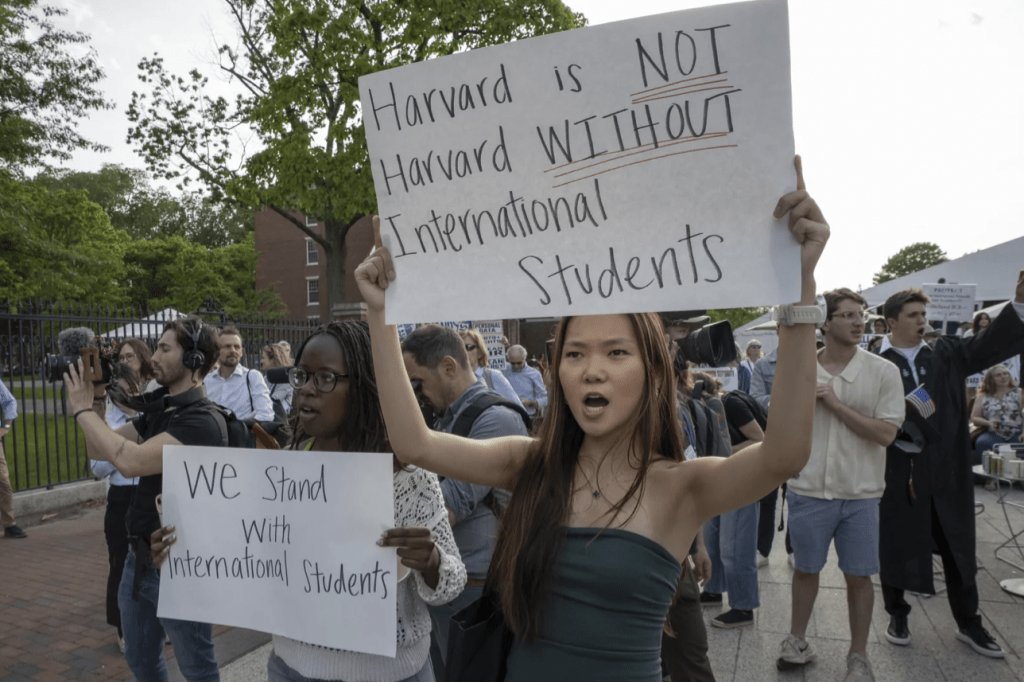 特朗普预告与哈佛大学或达协议 ,料下周有公布。 特朗普预告与哈佛大学或达协议 ,料下周有公布。