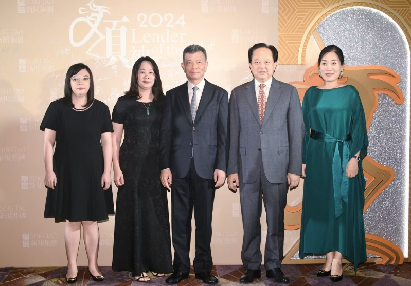 第十四届全国政协委员、港澳台侨委员会委员舒心(右二)等出席颁奖典礼 第十四届全国政协委员、港澳台侨委员会委员舒心(右二)等出席颁奖典礼