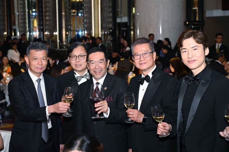 星岛新闻集团主席郭英成(左一)、香港交易及结算所有限公司主席唐家成(左三)等出席颁奖典礼 星岛新闻集团主席郭英成(左一)、香港交易及结算所有限公司主席唐家成(左三)等出席颁奖典礼