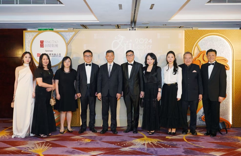 香港特别行政区保安局局长邓炳强(右五)与星岛新闻集团主席郭英成(左五)等出席颁奖典礼 香港特别行政区保安局局长邓炳强(右五)与星岛新闻集团主席郭英成(左五)等出席颁奖典礼