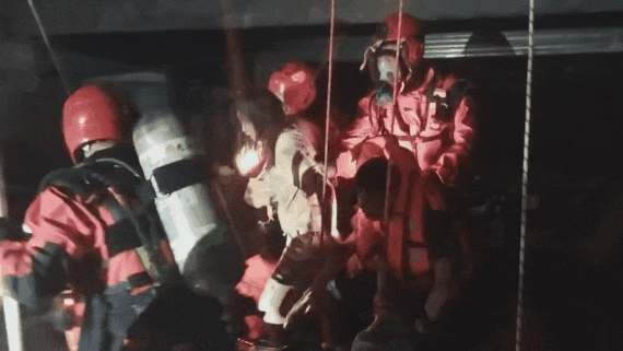 湖南小区地下停车场被淹,消防队员救出一名被困22小时的女幸存者。 湖南小区地下停车场被淹,消防队员救出一名被困22小时的女幸存者。