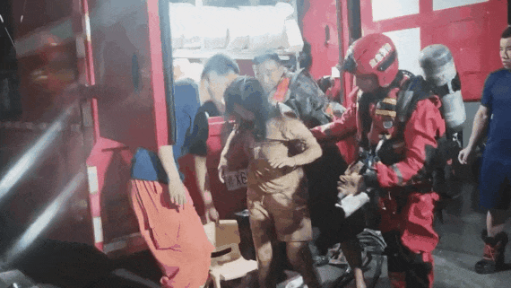 消防队员救出一名被困22小时的女幸存者。 消防队员救出一名被困22小时的女幸存者。