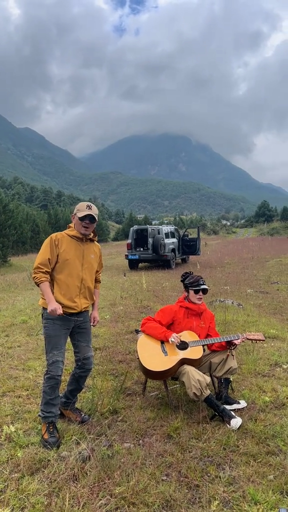 张敏近日在抖音上载新片,见到她在山上自弹自唱,旁边疑为小10年另一半。 张敏近日在抖音上载新片,见到她在山上自弹自唱,旁边疑为小10年另一半。
