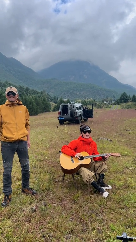 张敏边弹边唱Beyond的《岁月无声》,遭到网民批评。 张敏边弹边唱Beyond的《岁月无声》,遭到网民批评。