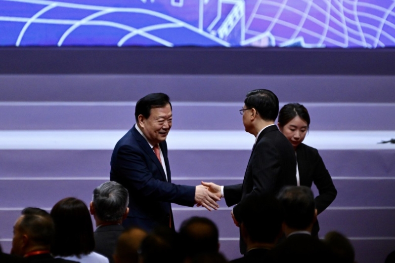 夏宝龙与李家超握手。 夏宝龙与李家超握手。