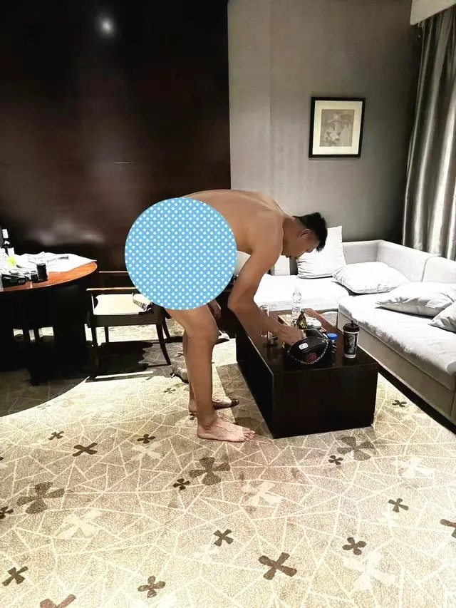 2024年10月,有网友爆料前中国职业篮球运动员易建联疑似嫖娼,并曝光了其裸照和身份证。 2024年10月,有网友爆料前中国职业篮球运动员易建联疑似嫖娼,并曝光了其裸照和身份证。