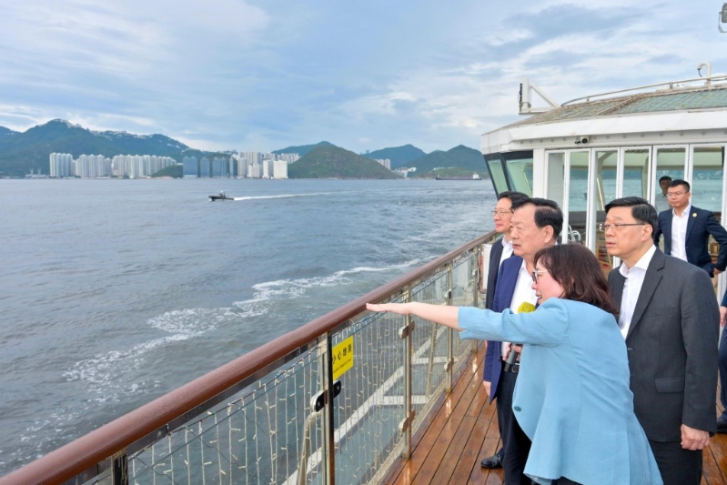夏宝龙(左二)昨日(20日)由行政长官李家超(右一)和发展局局长甯汉豪(右二)陪同,乘船前往南丫岛,考察前南丫石矿场用地的发展计划。政府新闻处图片 夏宝龙(左二)昨日(20日)由行政长官李家超(右一)和发展局局长甯汉豪(右二)陪同,乘船前往南丫岛,考察前南丫石矿场用地的发展计划。政府新闻处图片