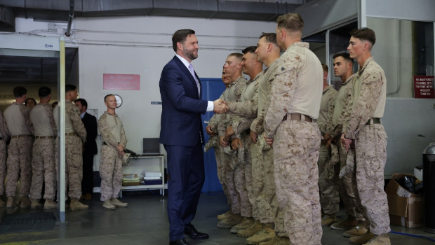 万斯到访洛杉矶,视察部署当地的海军陆战队。 万斯到访洛杉矶,视察部署当地的海军陆战队。