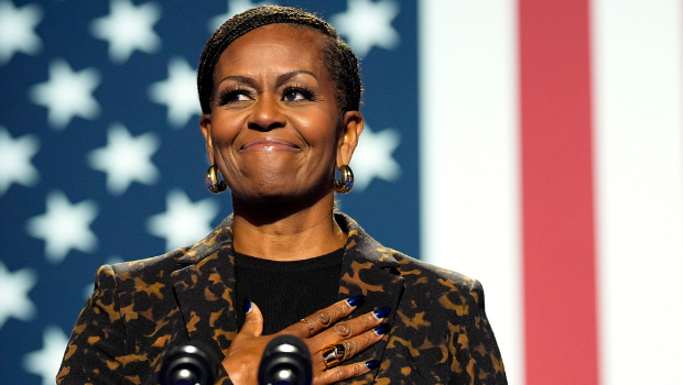 前美国第一夫人米歇尔近日在播客节目中坦言,回想起来,她非常庆幸自己与奥巴马育有两个女儿,而不是儿子。 前美国第一夫人米歇尔近日在播客节目中坦言,回想起来,她非常庆幸自己与奥巴马育有两个女儿,而不是儿子。