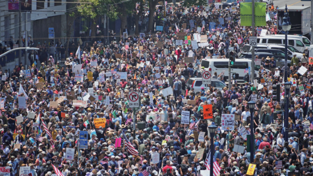 全国各地14日举行“不要国王”游行示威,数以万计民众走上三藩市街头响应。 全国各地14日举行“不要国王”游行示威,数以万计民众走上三藩市街头响应。