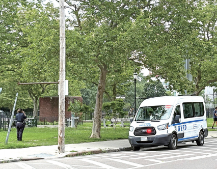 法拉盛凯辛纳公园发生多宗青少年被强暴和殴打罪案后,市警109分局警车在公园设立驻点,加强防范工作。 法拉盛凯辛纳公园发生多宗青少年被强暴和殴打罪案后,市警109分局警车在公园设立驻点,加强防范工作。