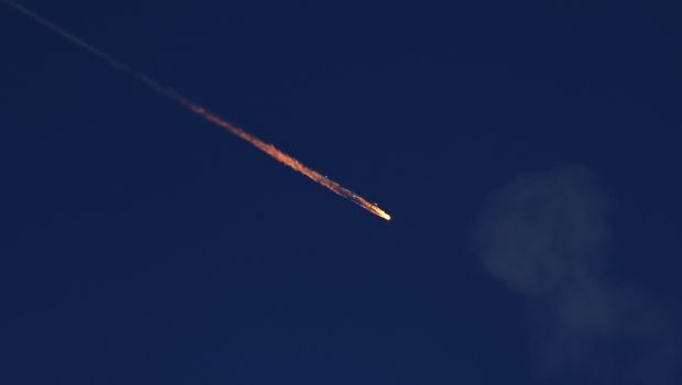 一枚碎片从空中坠落,在以色列与伊朗冲突期间,以色列“铁穹”系统拦截来自伊朗的导弹后可见此景。 一枚碎片从空中坠落,在以色列与伊朗冲突期间,以色列“铁穹”系统拦截来自伊朗的导弹后可见此景。