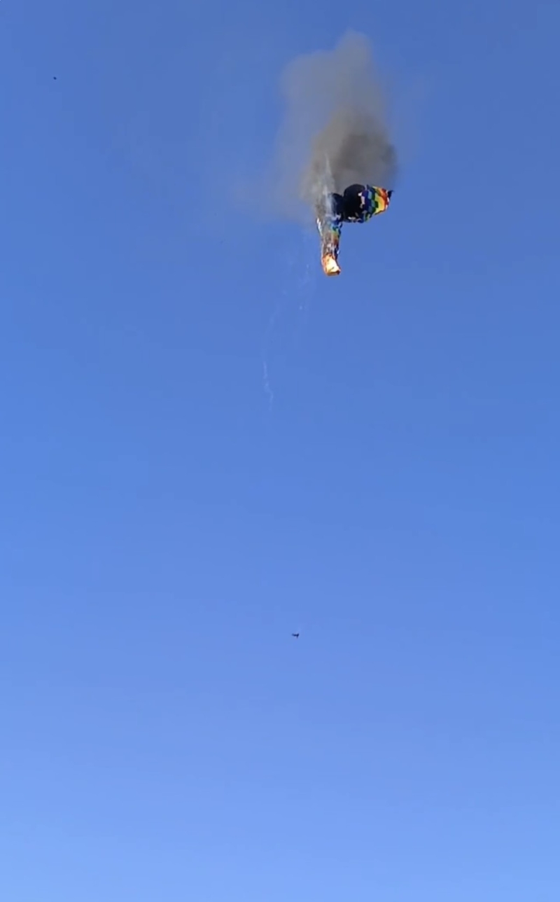 巴西载有22人的热气球着火坠毁 。 X@rangelmachado87 巴西载有22人的热气球着火坠毁 。 X@rangelmachado87