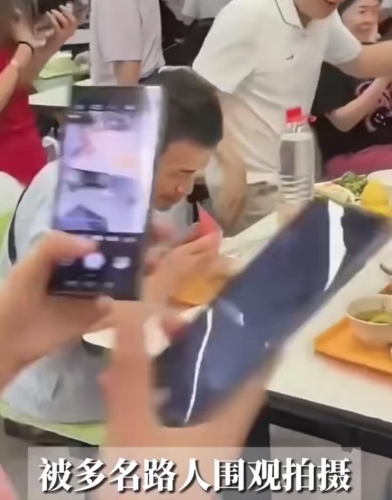 韦东奕用餐遭近距离拍摄。 微博 韦东奕用餐遭近距离拍摄。 微博