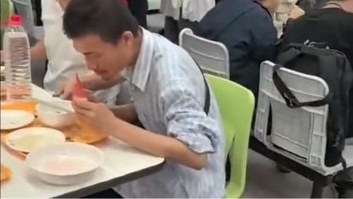 韦东奕用餐遭近距离拍摄。 韦东奕用餐遭近距离拍摄。